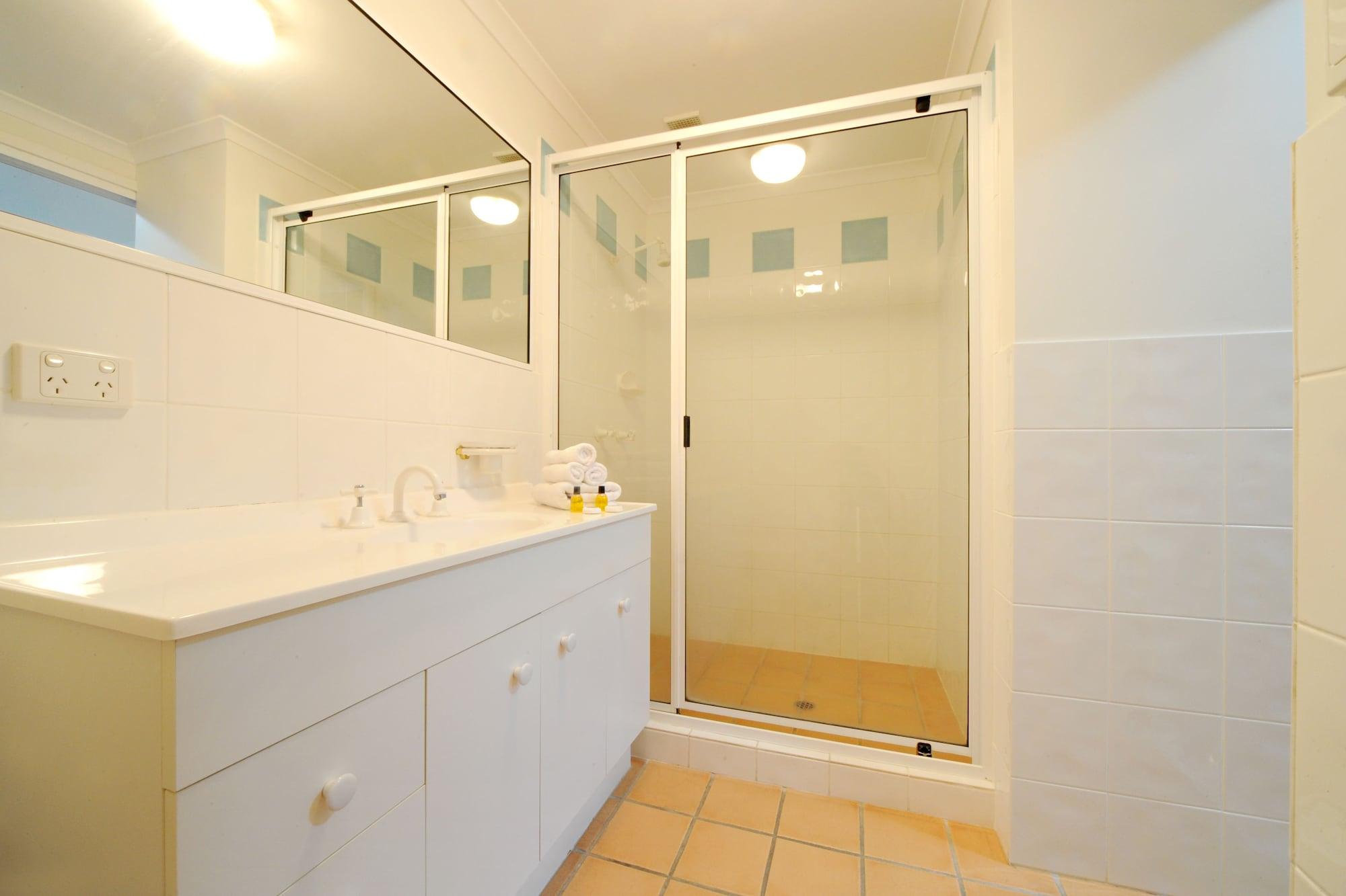At Beach Court Holiday Villas Airlie Beach Exterior photo