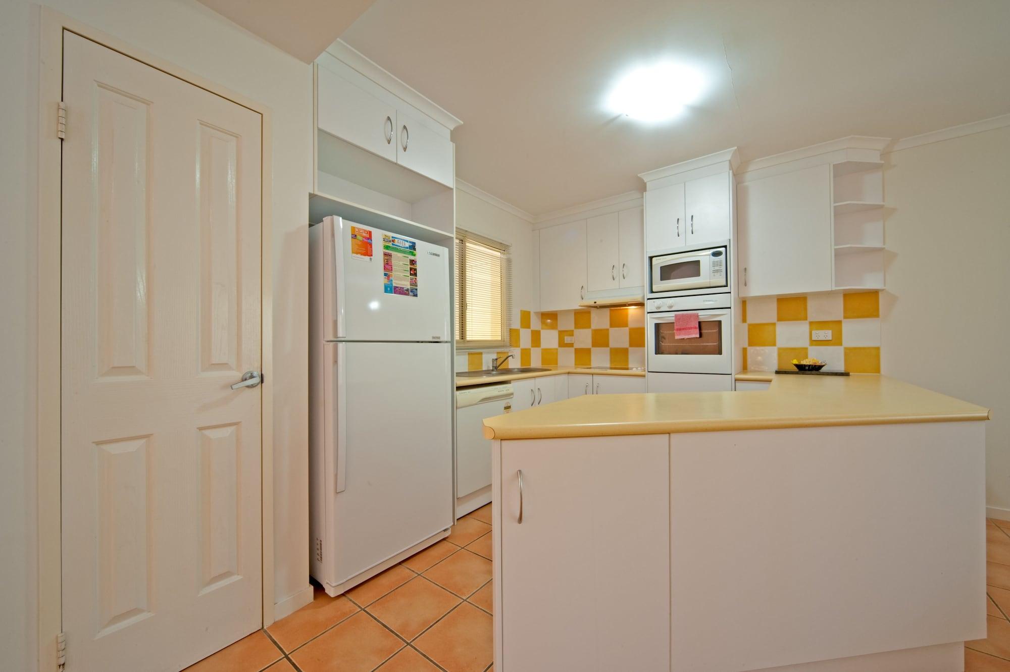 At Beach Court Holiday Villas Airlie Beach Exterior photo