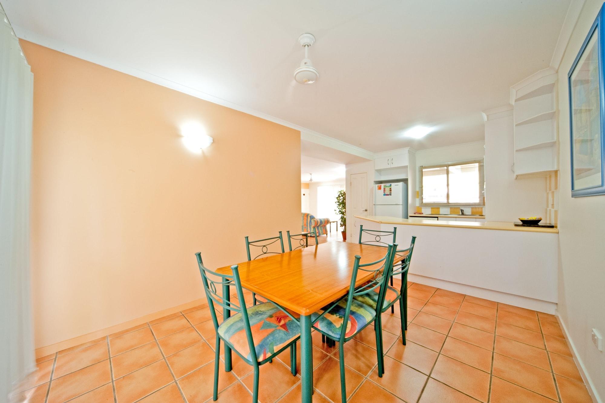 At Beach Court Holiday Villas Airlie Beach Exterior photo