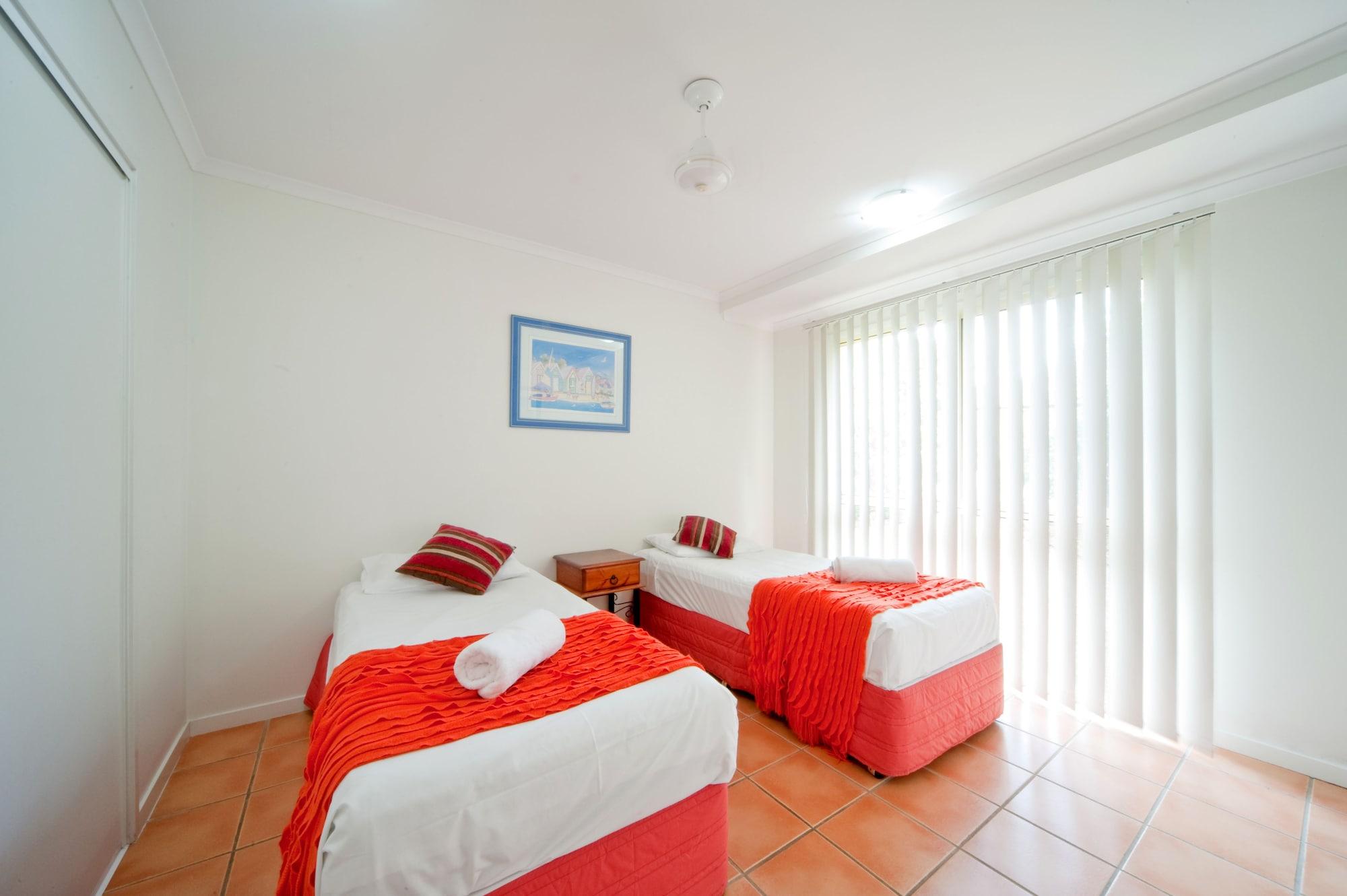 At Beach Court Holiday Villas Airlie Beach Exterior photo