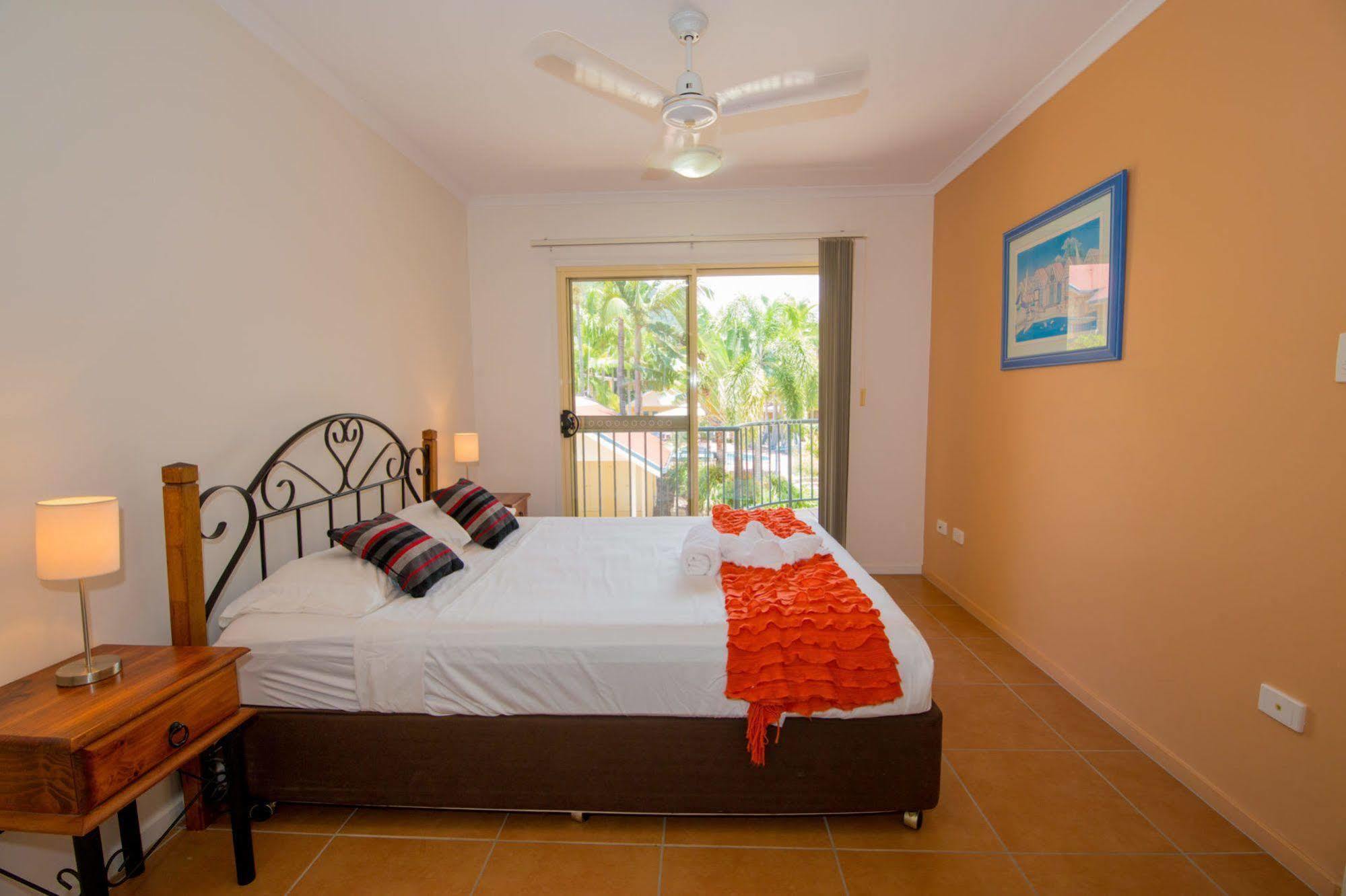 At Beach Court Holiday Villas Airlie Beach Exterior photo