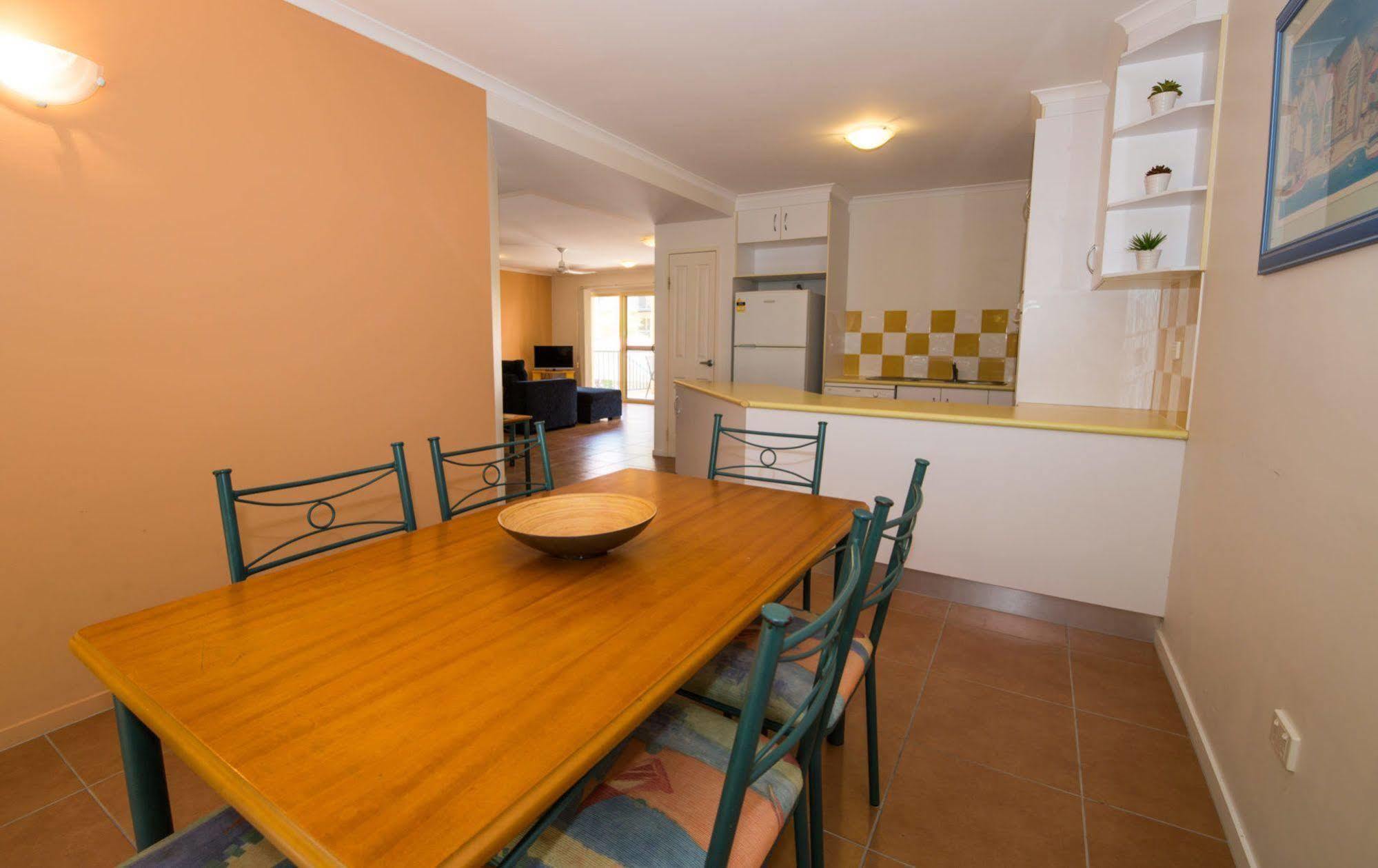 At Beach Court Holiday Villas Airlie Beach Exterior photo