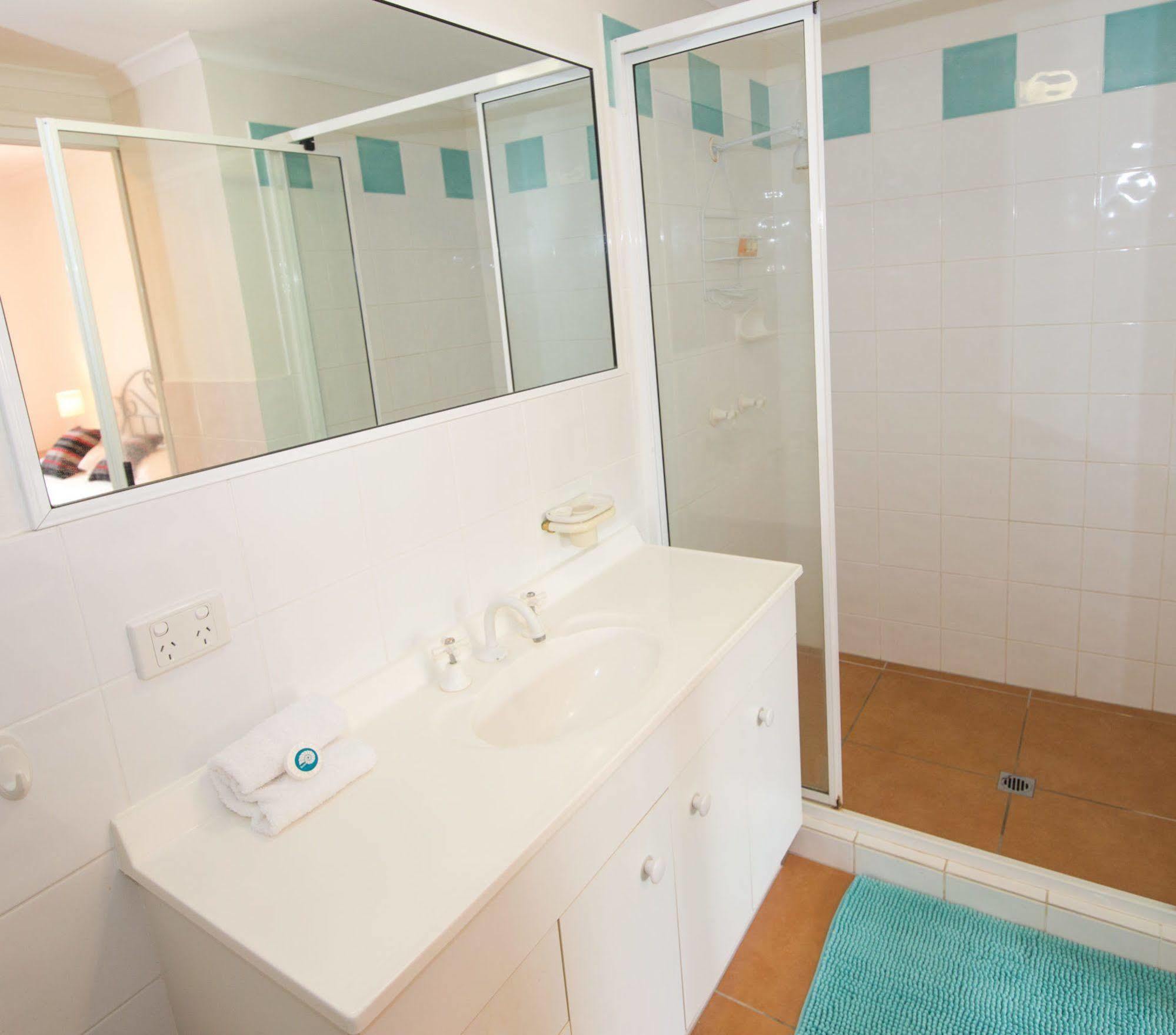 At Beach Court Holiday Villas Airlie Beach Exterior photo
