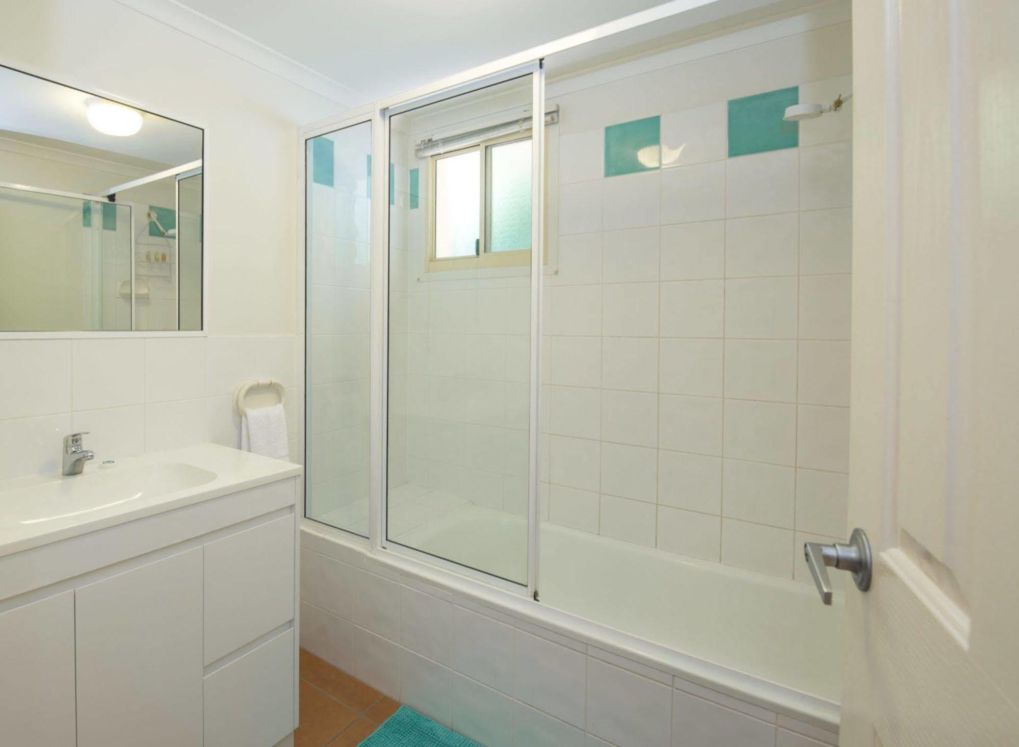 At Beach Court Holiday Villas Airlie Beach Exterior photo