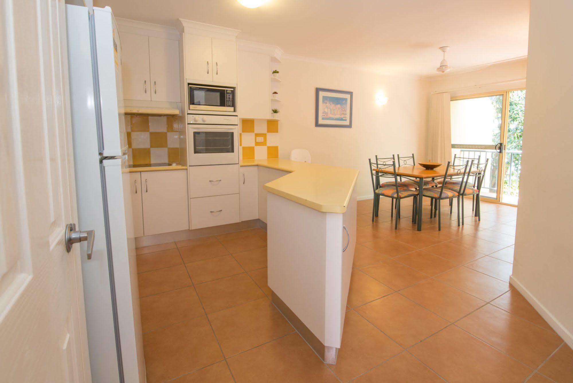 At Beach Court Holiday Villas Airlie Beach Exterior photo