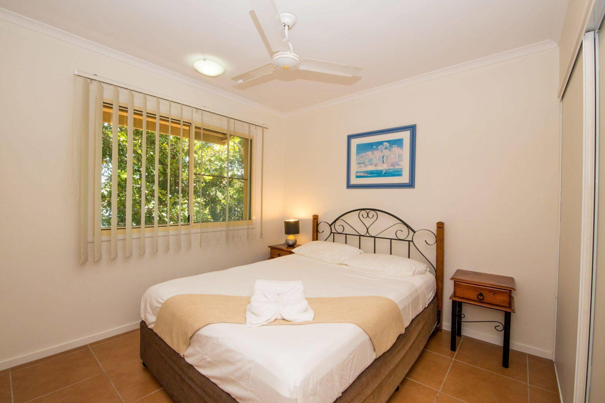 At Beach Court Holiday Villas Airlie Beach Exterior photo