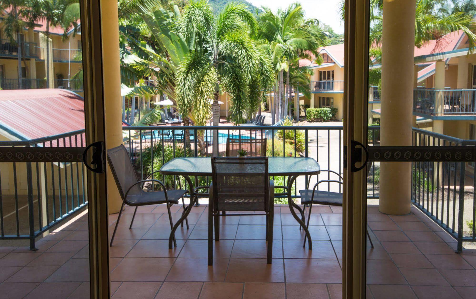 At Beach Court Holiday Villas Airlie Beach Exterior photo