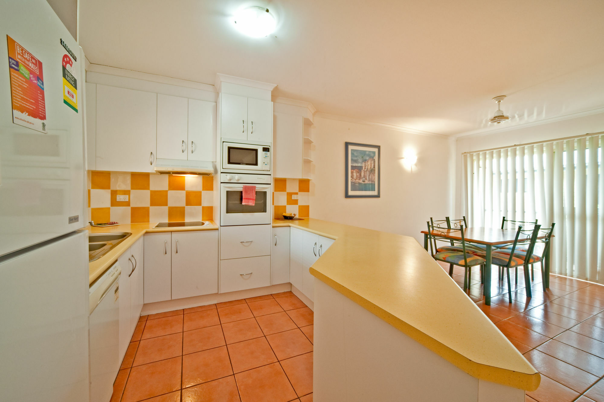 At Beach Court Holiday Villas Airlie Beach Exterior photo