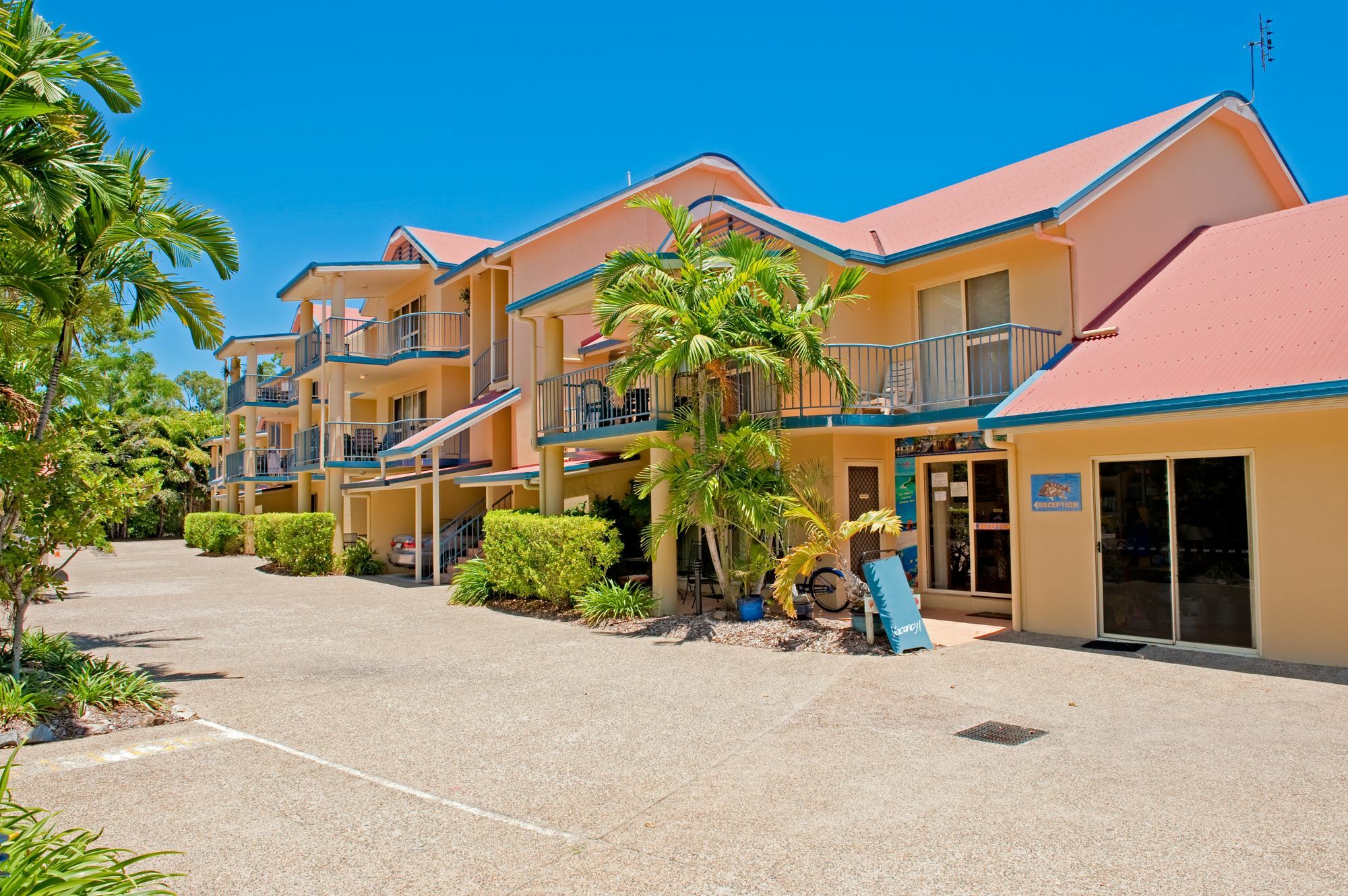 At Beach Court Holiday Villas Airlie Beach Exterior photo