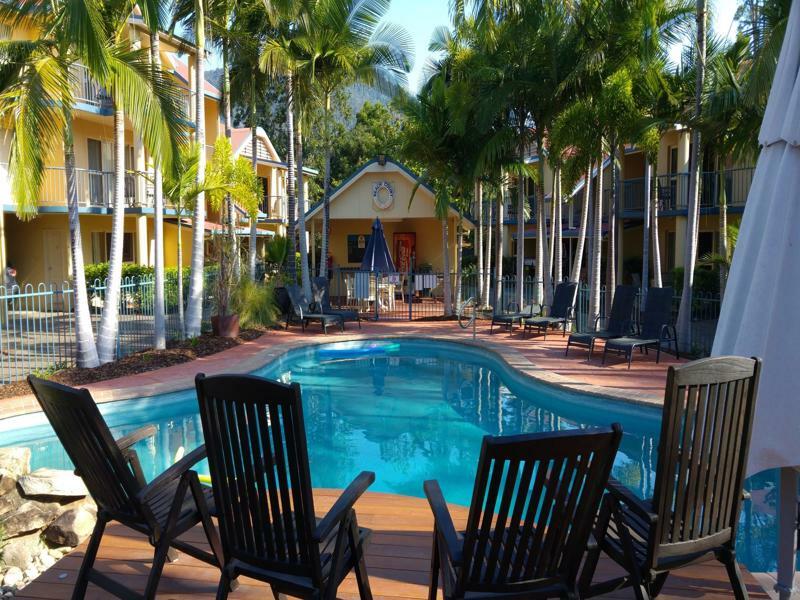 At Beach Court Holiday Villas Airlie Beach Exterior photo